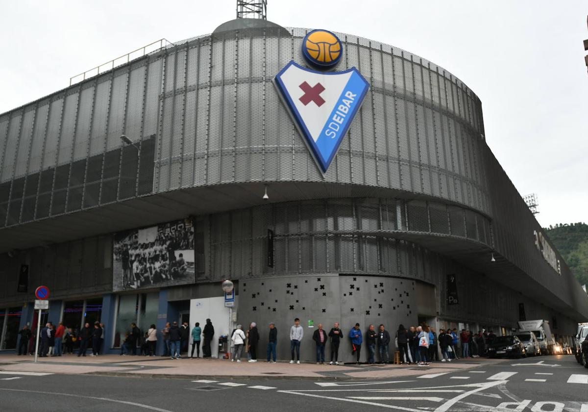 Colas en Eibar para comprar entradas para el partido ante el Rácing