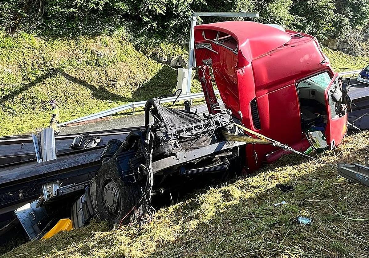 Así ha quedado el camión accidentado en Legorreta, en la N-I.