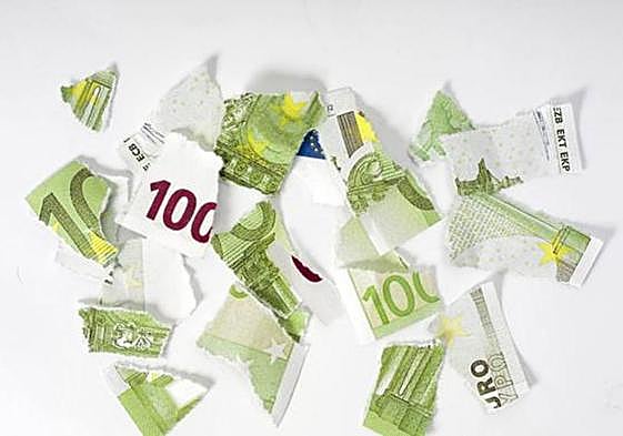 Un billete roto de 100 euros.