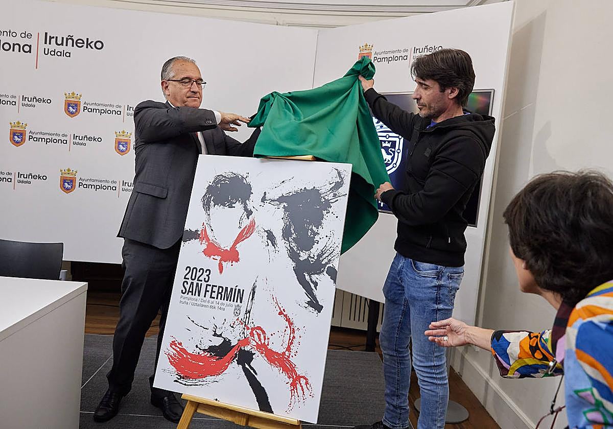 El alcalde de Pamplona, Enrique Maya, y el autor del cartel, Raúl López, han dado a conocer la obra ganadora.