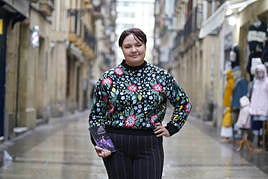 Libe Goitia Artetxe idazle galdakoztarra 'Fast fatum' (Susa) poesia-liburuarekin eskuan.