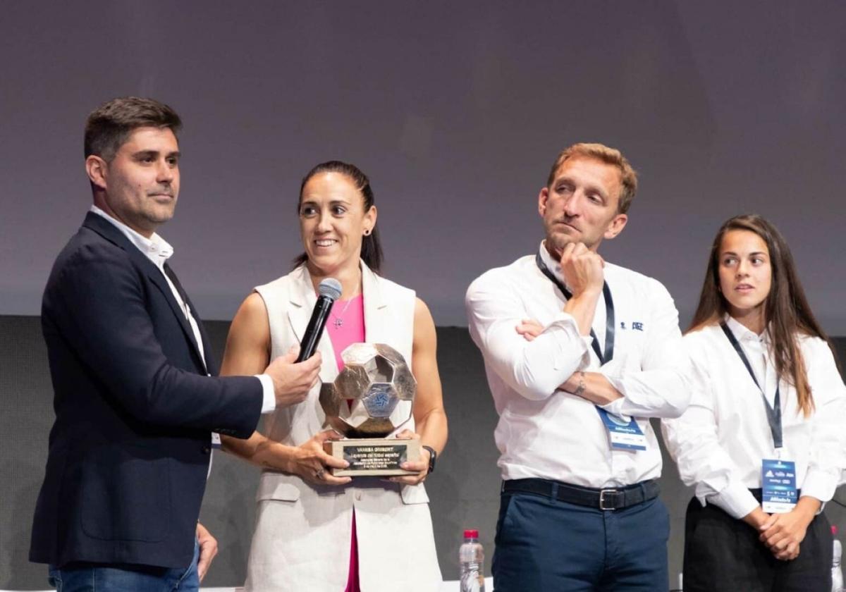 Vanesa Gimbert agradeció el galardón que recibió de David Aganzo que preside la junta de la asociación.