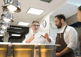 Andoni Luis Aduriz da instrucciones en la cocina del Mugaritz.