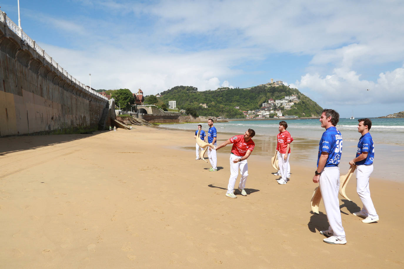 Los pelotaris practican en La Concha contra la pared del paseo.
