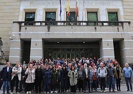 Más de un centenar de personas y representantes de agentes sociales han mostrado su «enorme preocupación» por la situación del euskera.