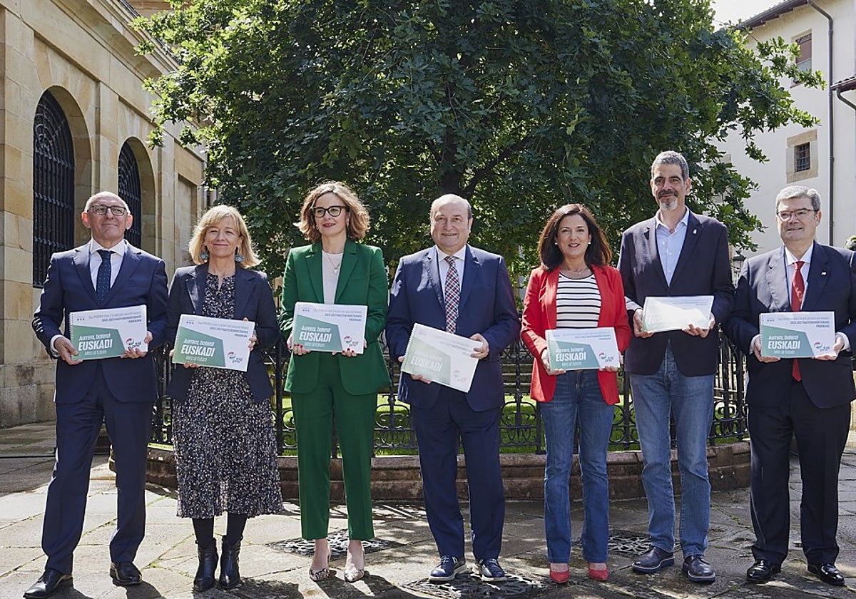 Ortuzar esta mañana en Gernika con los cabeza de lista para las diputaciones y capitales vascas.