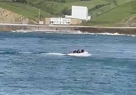 Los remeros de Zumaia, rescatados en una lancha.