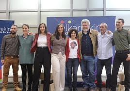 Miren Echeveste, con pantalón blanco, rodeada de líderes de la coalición como Pilar Garrido, Juantxo López de Uralde o Ana Viñals.