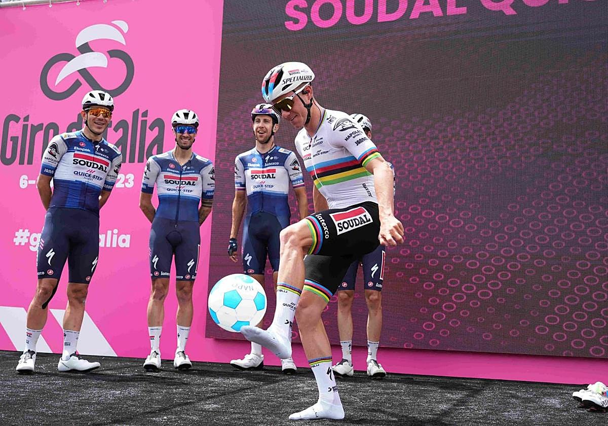 Evenepoel da unos toques al balón antes de la salida, en Nápoles.