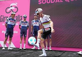 Evenepoel da unos toques al balón antes de la salida, en Nápoles.