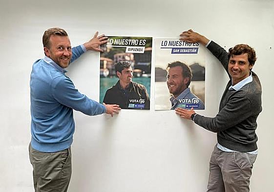 Borja Corominas y Mikel Lezama realizan una simbólica pegada de carteles.