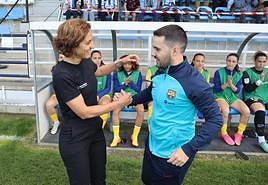 Natalia Arroyo saluda a Jonatan Giráldez en el Z7 de Zubieta