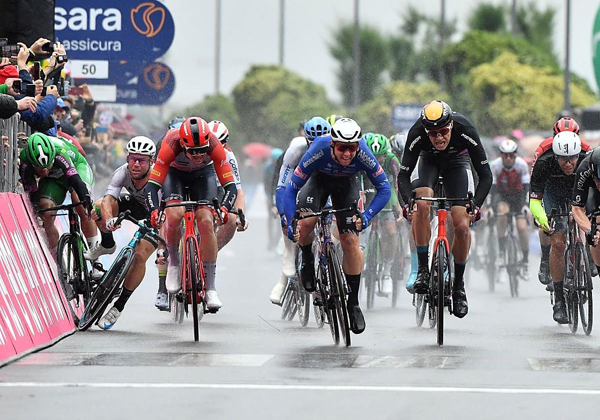 El caótico sprint del Giro de Italia, en imágenes