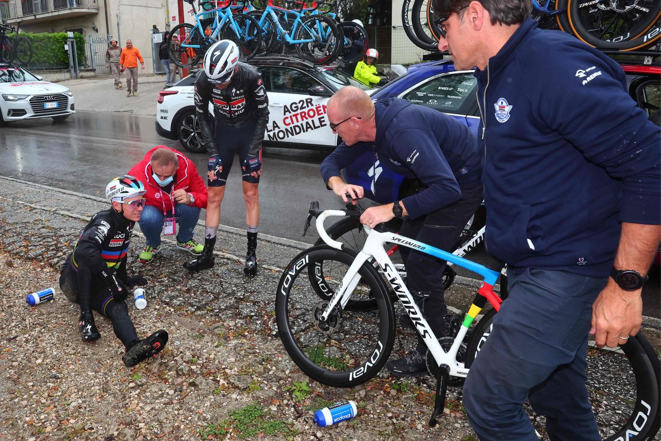 El caótico sprint del Giro de Italia, en imágenes