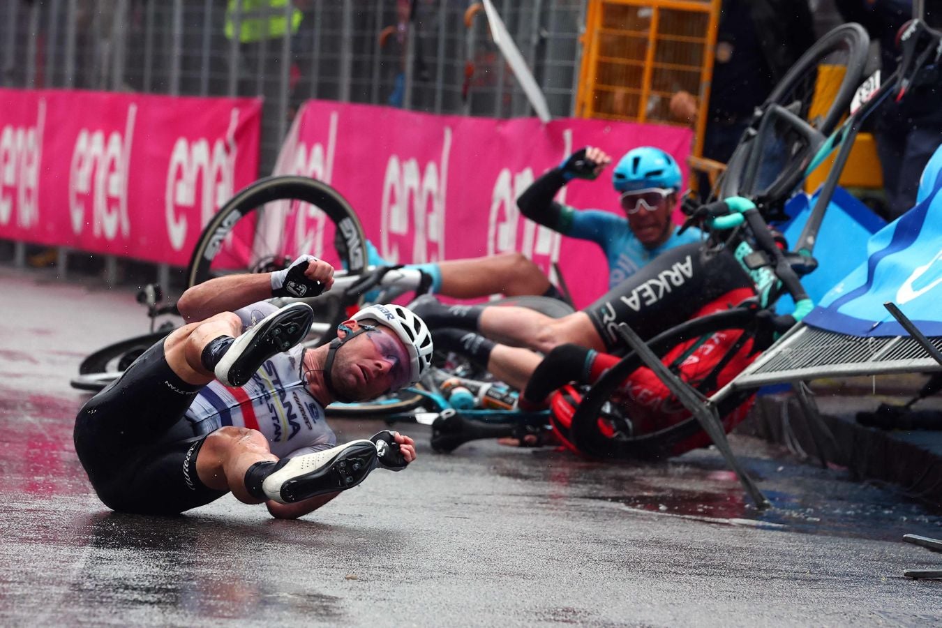 El caótico sprint del Giro de Italia, en imágenes