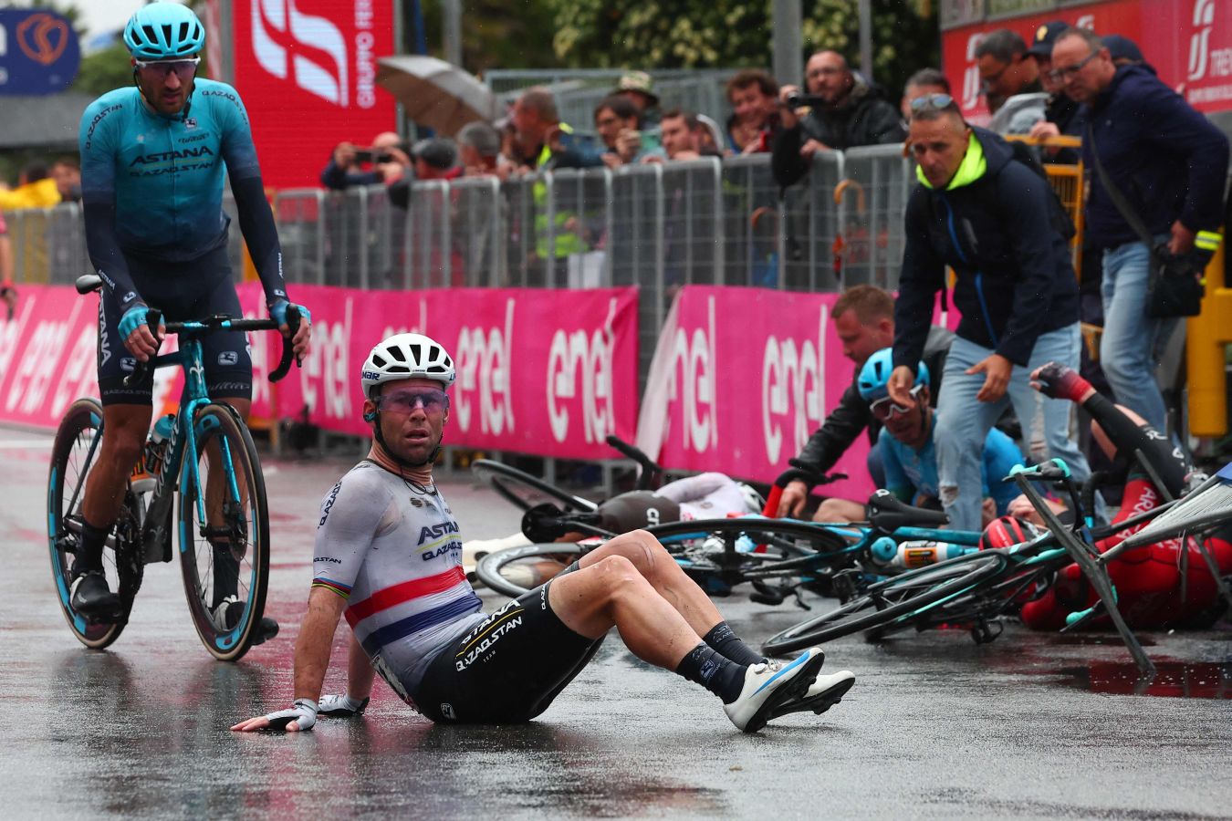 El caótico sprint del Giro de Italia, en imágenes