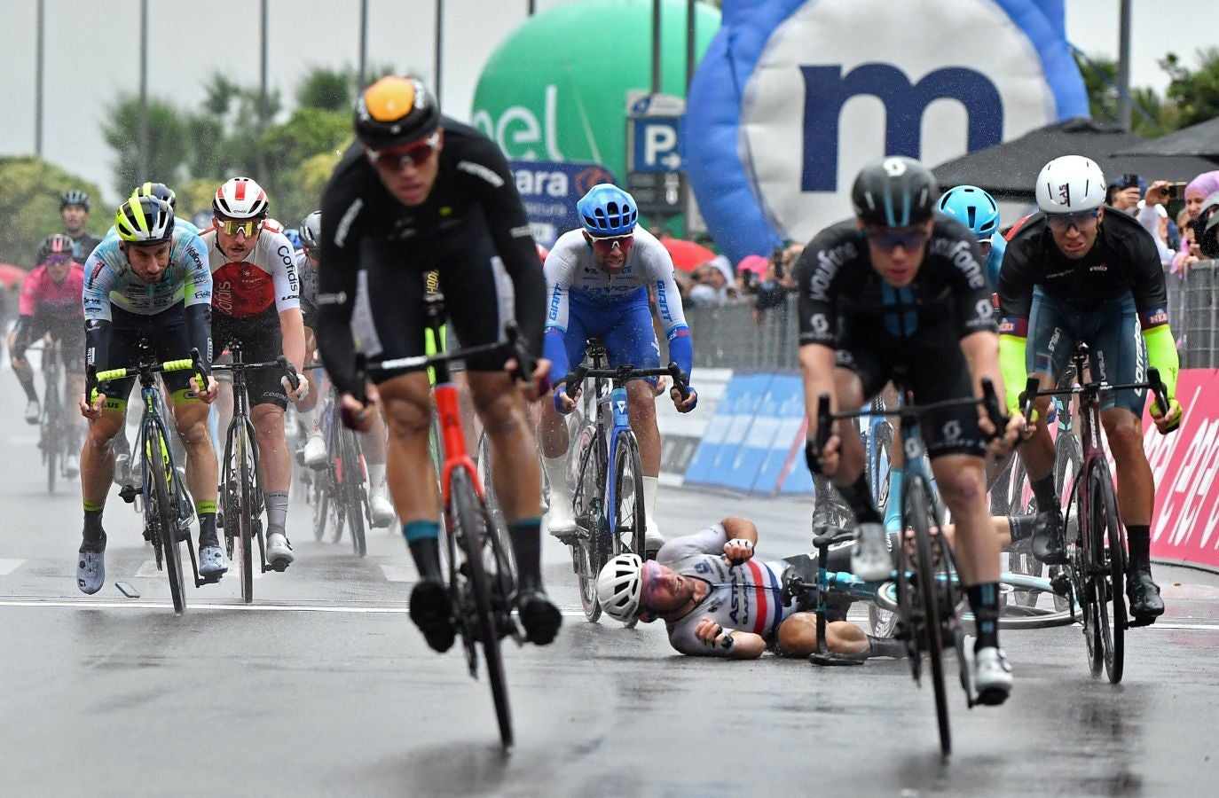 El caótico sprint del Giro de Italia, en imágenes