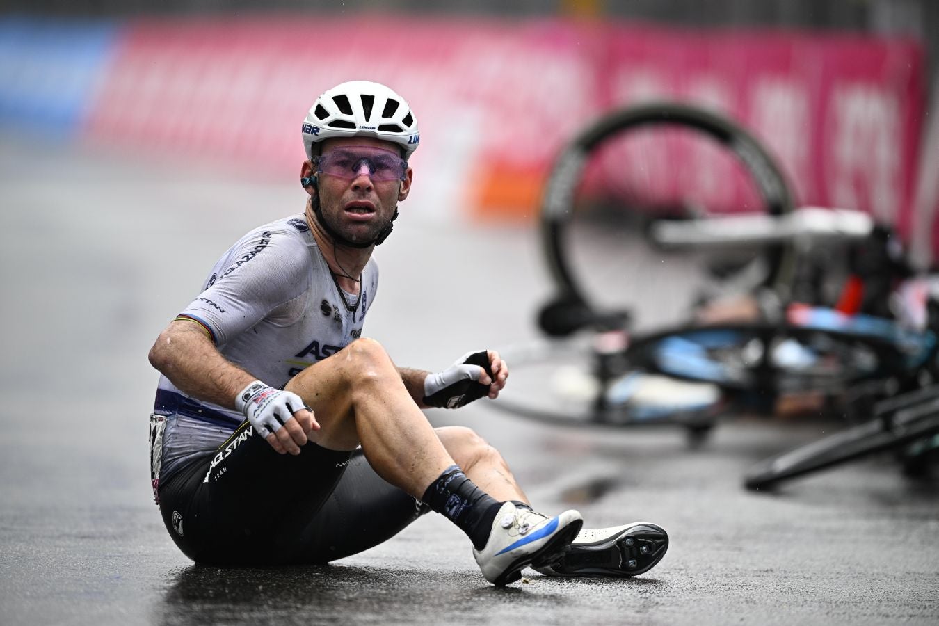 El caótico sprint del Giro de Italia, en imágenes