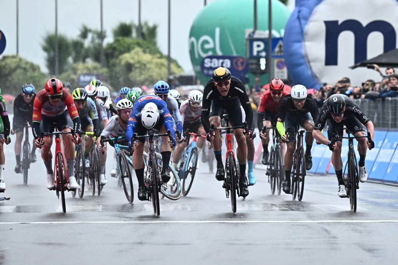 El caótico sprint del Giro de Italia, en imágenes