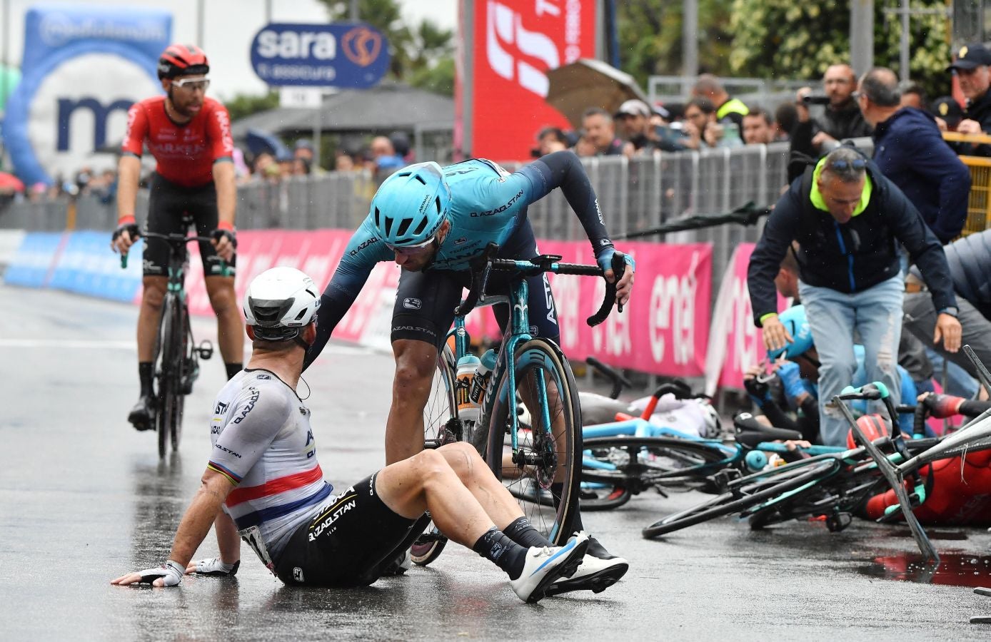 El caótico sprint del Giro de Italia, en imágenes