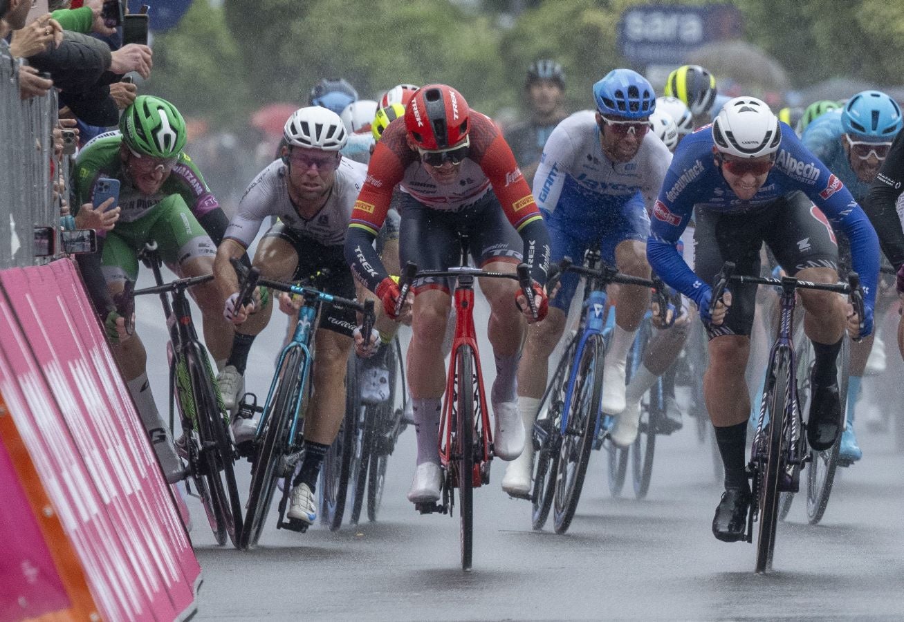 El caótico sprint del Giro de Italia, en imágenes