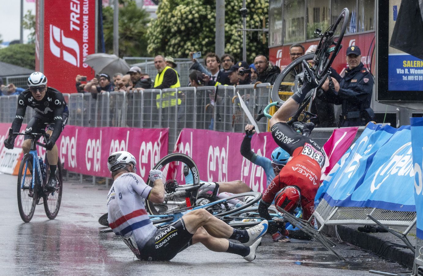 El caótico sprint del Giro de Italia, en imágenes