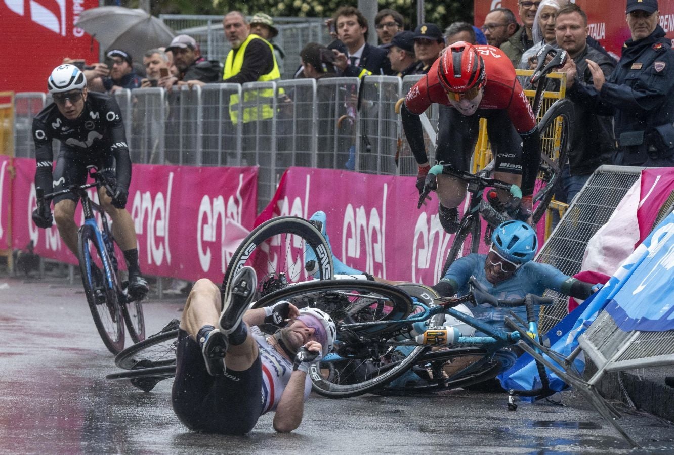 El caótico sprint del Giro de Italia, en imágenes