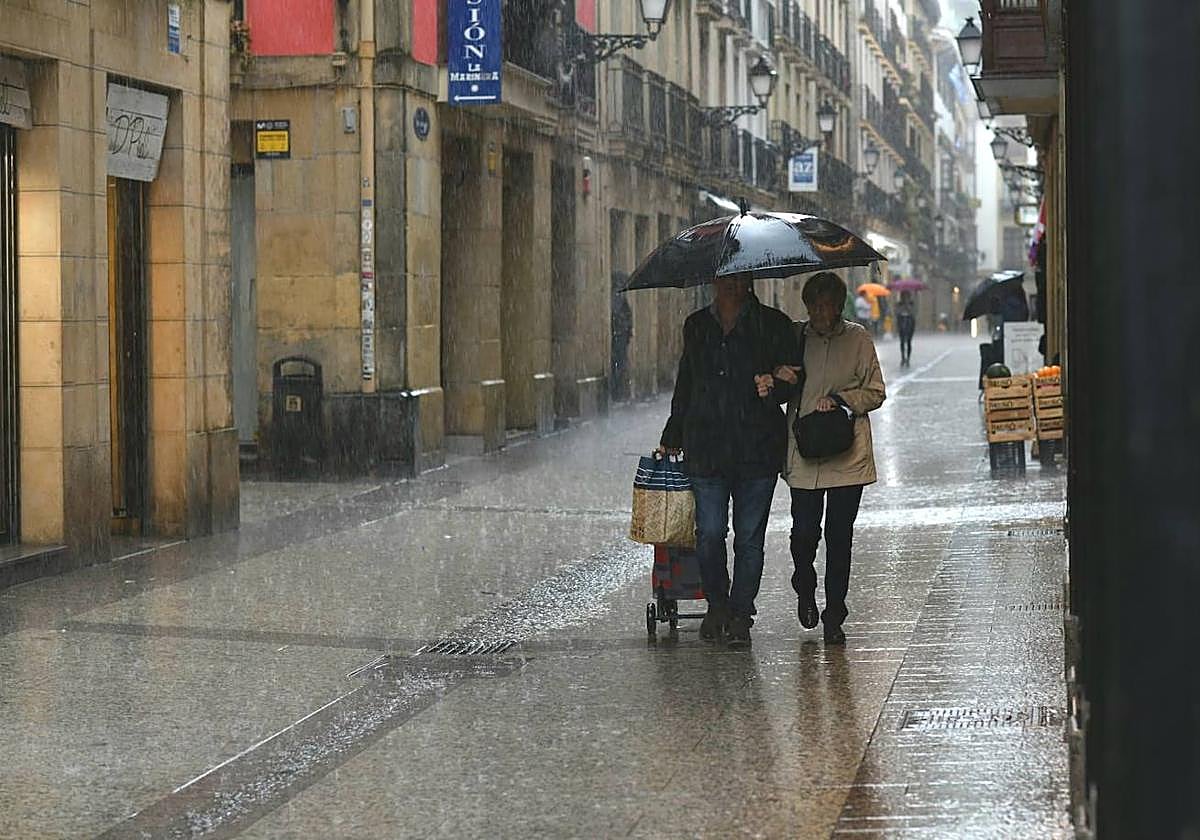 Una pareja por la Parte Vieja donostiarra en pleno aguacero