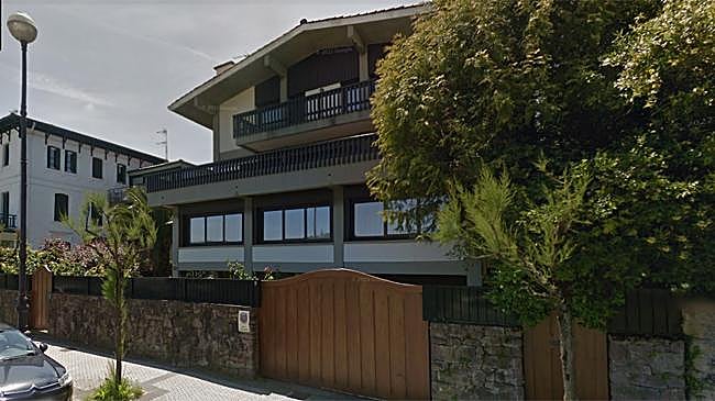 Imagen antes - Estado anterior y actual de la parcela ubicada frente a la playa de Ondarreta.