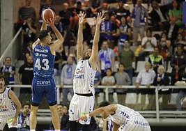 Adam Sollazzo, que sostuvo al equipo en el tercer cuarto, lanza en suspensión ante Gatell ayer en Alicante.