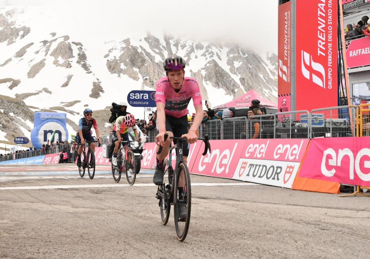 Leknessund cruza la meta del Gran Sasso, donde mantuvo la maglia rosa, por delante de Cepeda y Berwick.