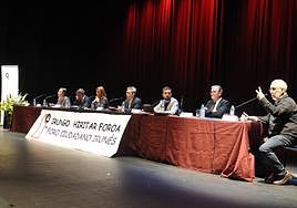 Los candidatos Iñigo Manrique, José Antonio Santano, Oihana Briones, Xabier Iridoy, David Nuño y Josema Campo y el moderador, Javier Martínez.