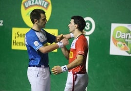 Danel Elezkano y Jokin Altuna se saludan al final de un partido.