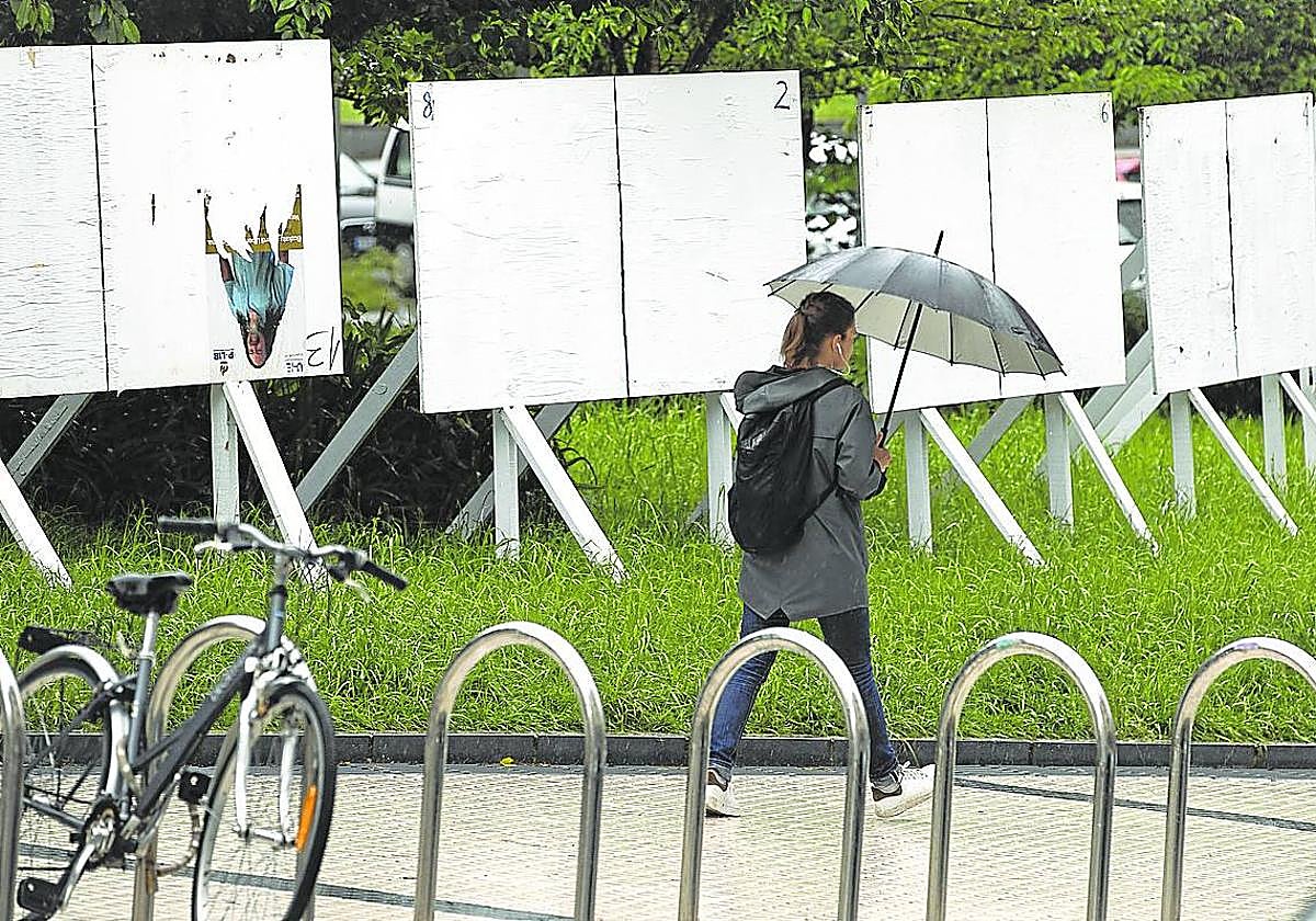 Paneles en Donostia a la espera de los carteles electorales.
