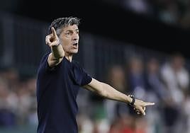 Imanol da indicaciones durante un partido.