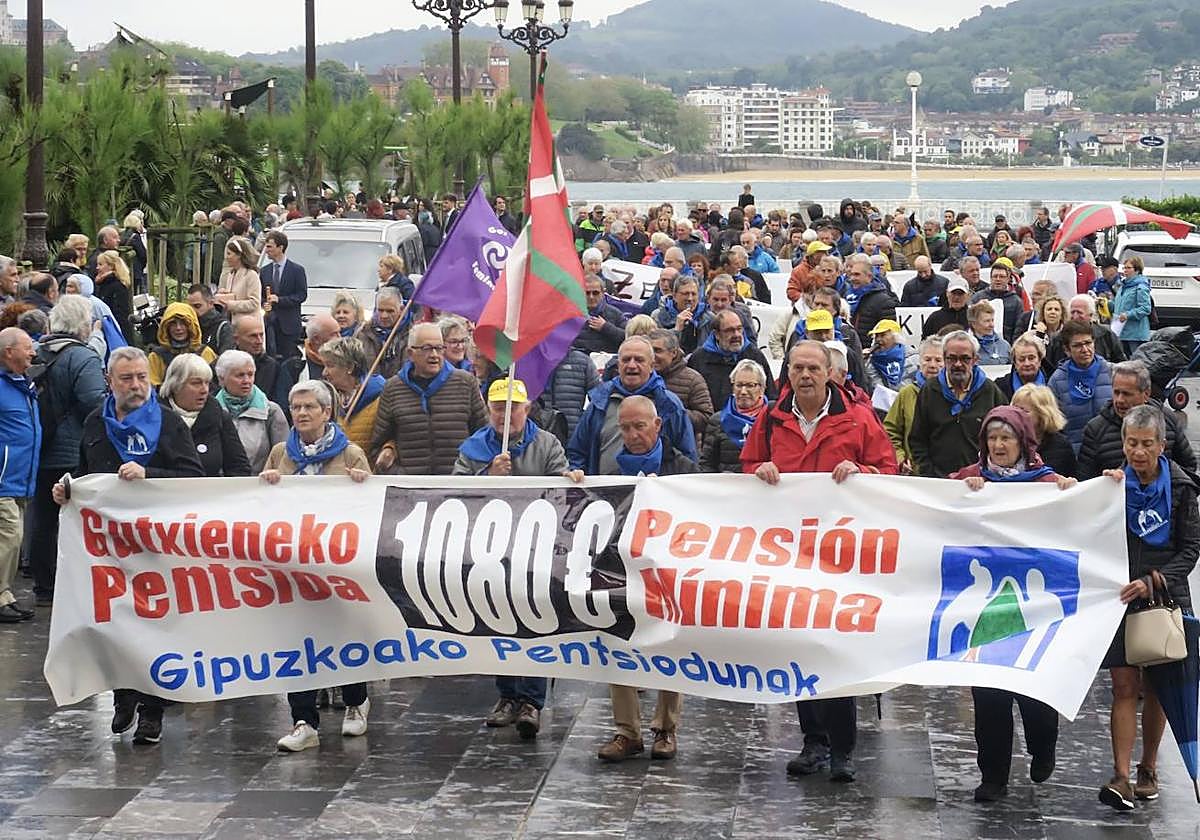 Cabeza de la marcha de pensionistas de este sábado en Donostia