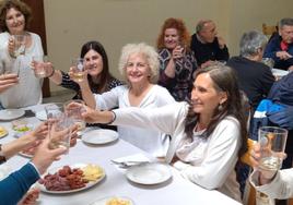 Candidatos y militantes, con Pilar Garrido, en Abadiño.