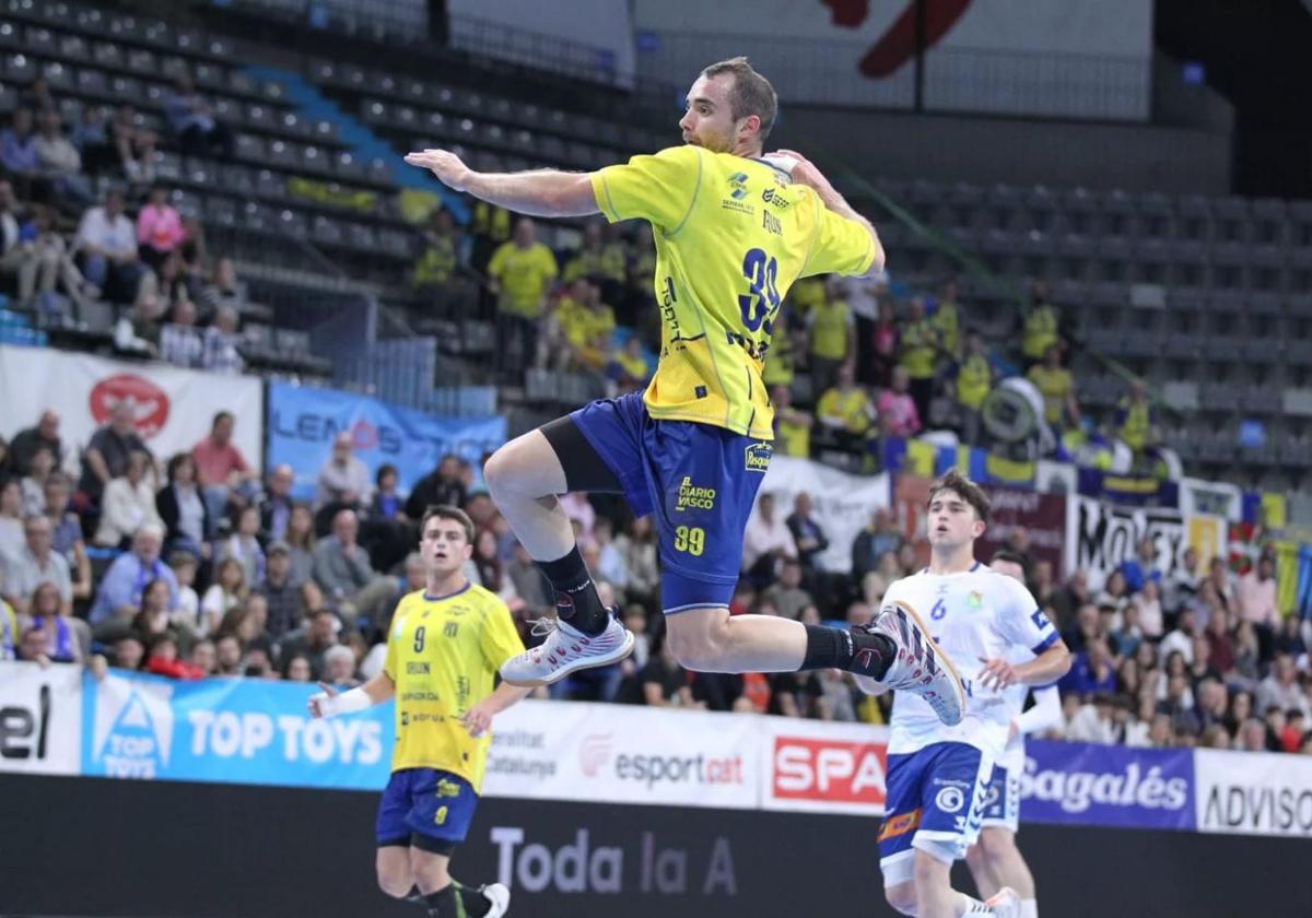 Asier Nieto culminando un contraataque, forma en la que el Bidasoa firmó diez goles.