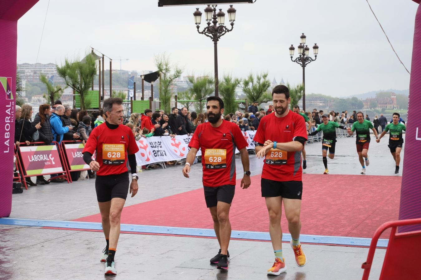 Llegada a meta de los participantes en la Carrera de Empresas 2023