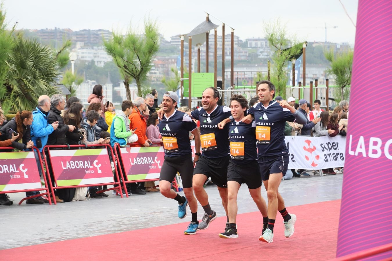 Llegada a meta de los participantes en la Carrera de Empresas 2023