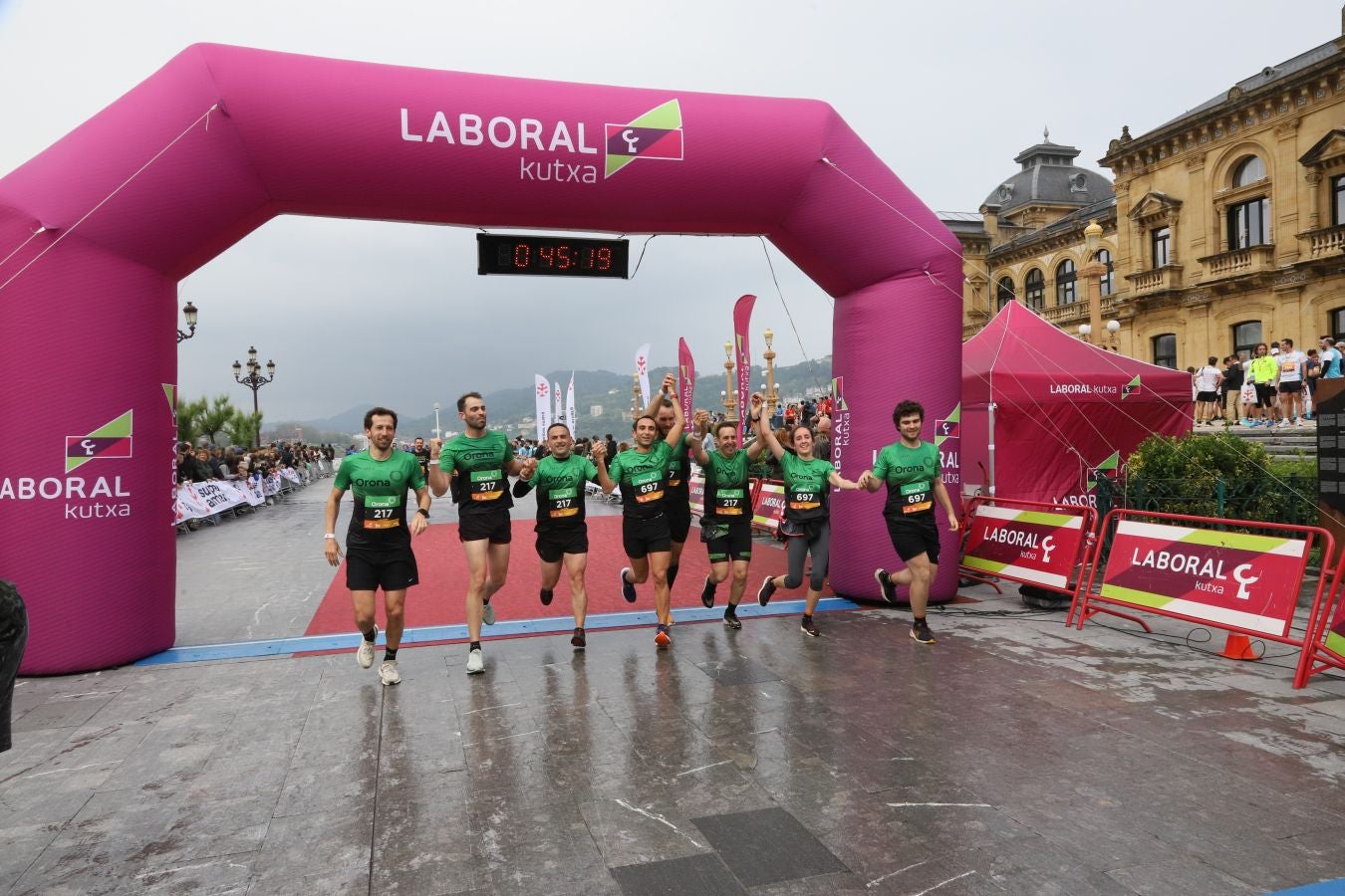 Llegada a meta de los participantes en la Carrera de Empresas 2023