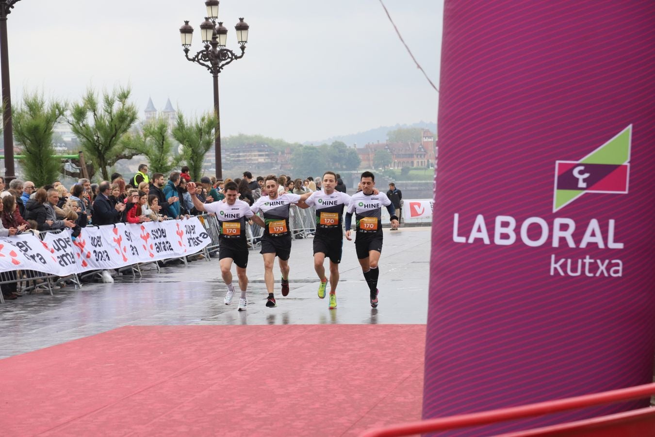 Llegada a meta de los participantes en la Carrera de Empresas 2023