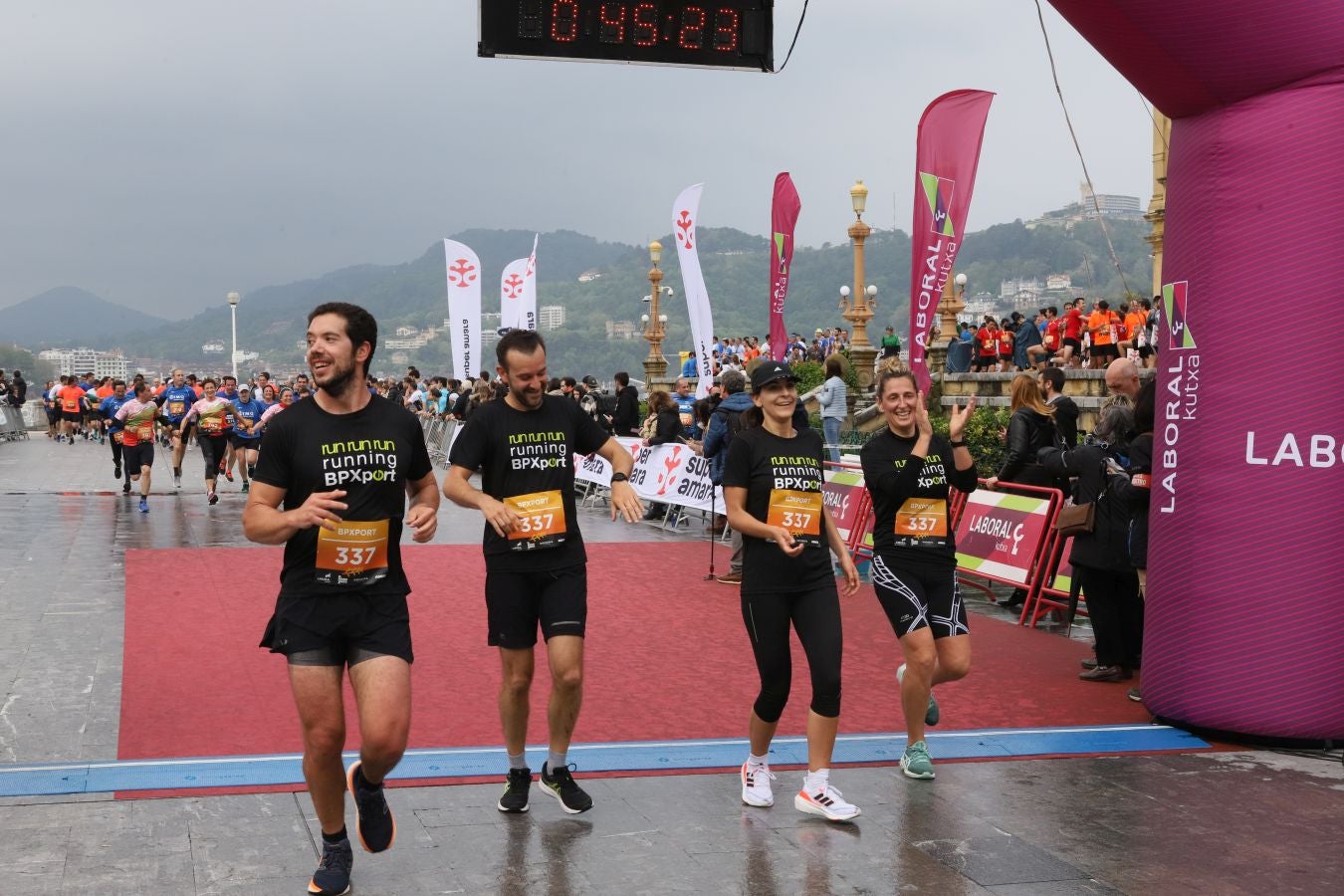 Llegada a meta de los participantes en la Carrera de Empresas 2023