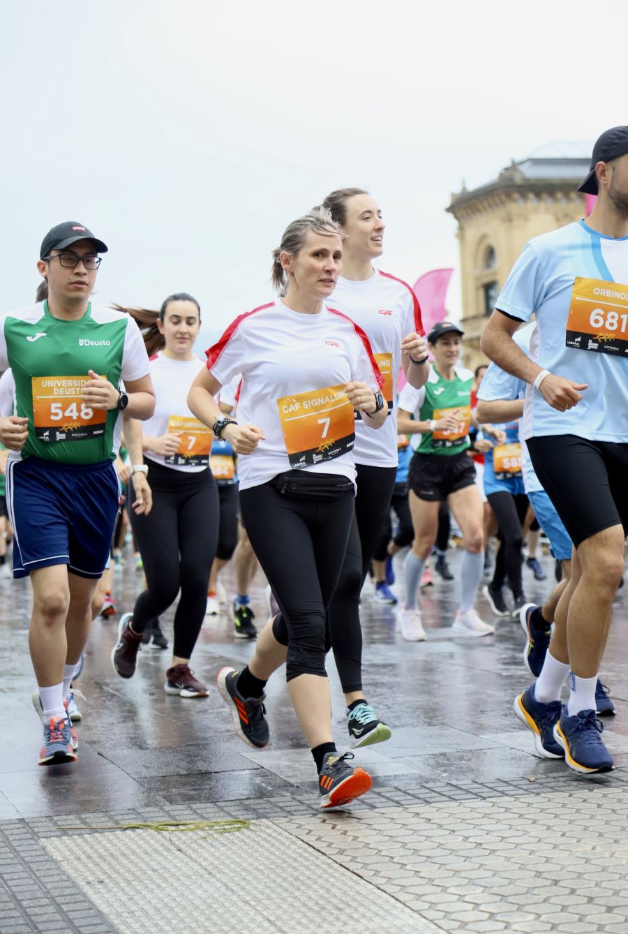 Gran ambiente en la Carrera de Empresas de Donostia