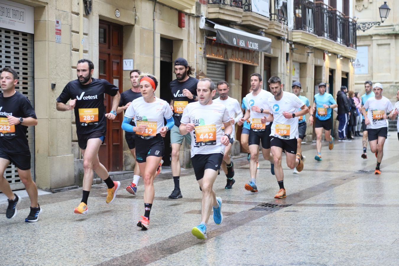 Los corredores, a su paso por la Parte Vieja