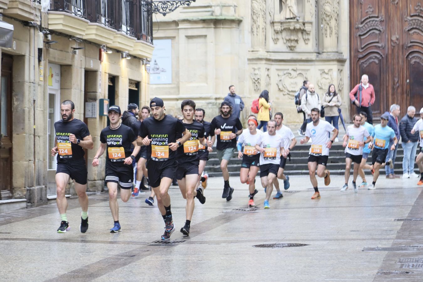 Los corredores, a su paso por la Parte Vieja