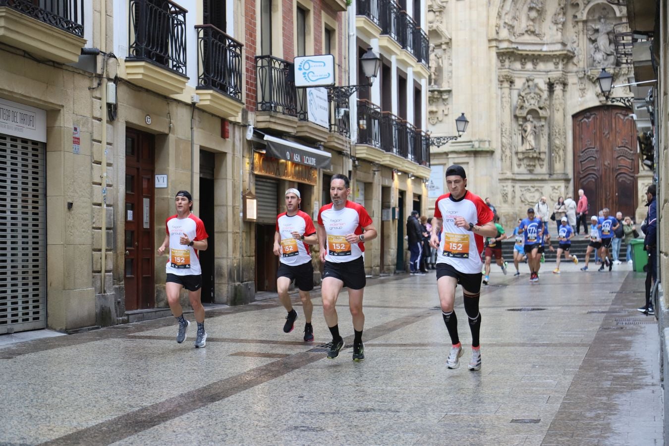 Los corredores, a su paso por la Parte Vieja