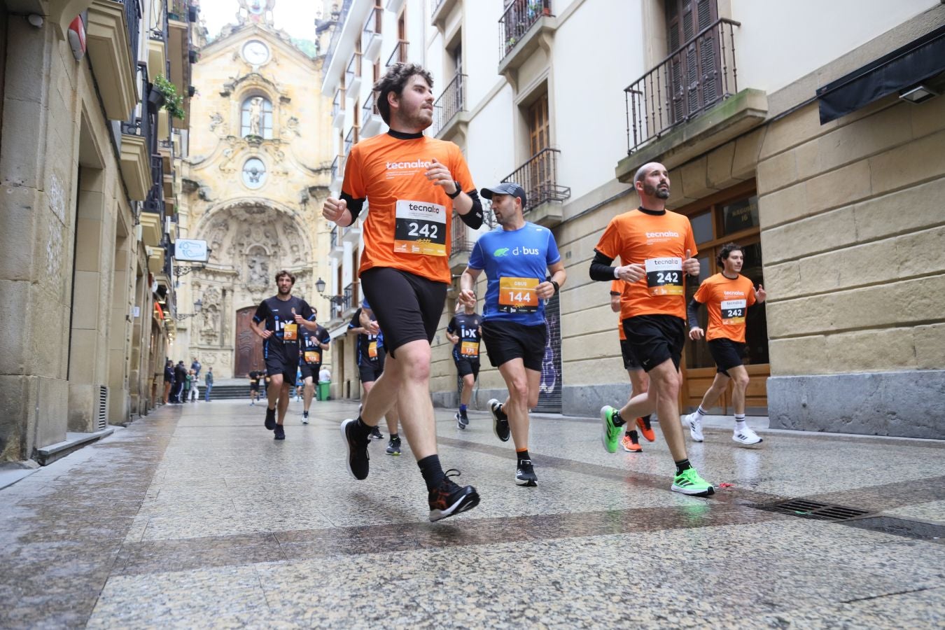 Los corredores, a su paso por la Parte Vieja