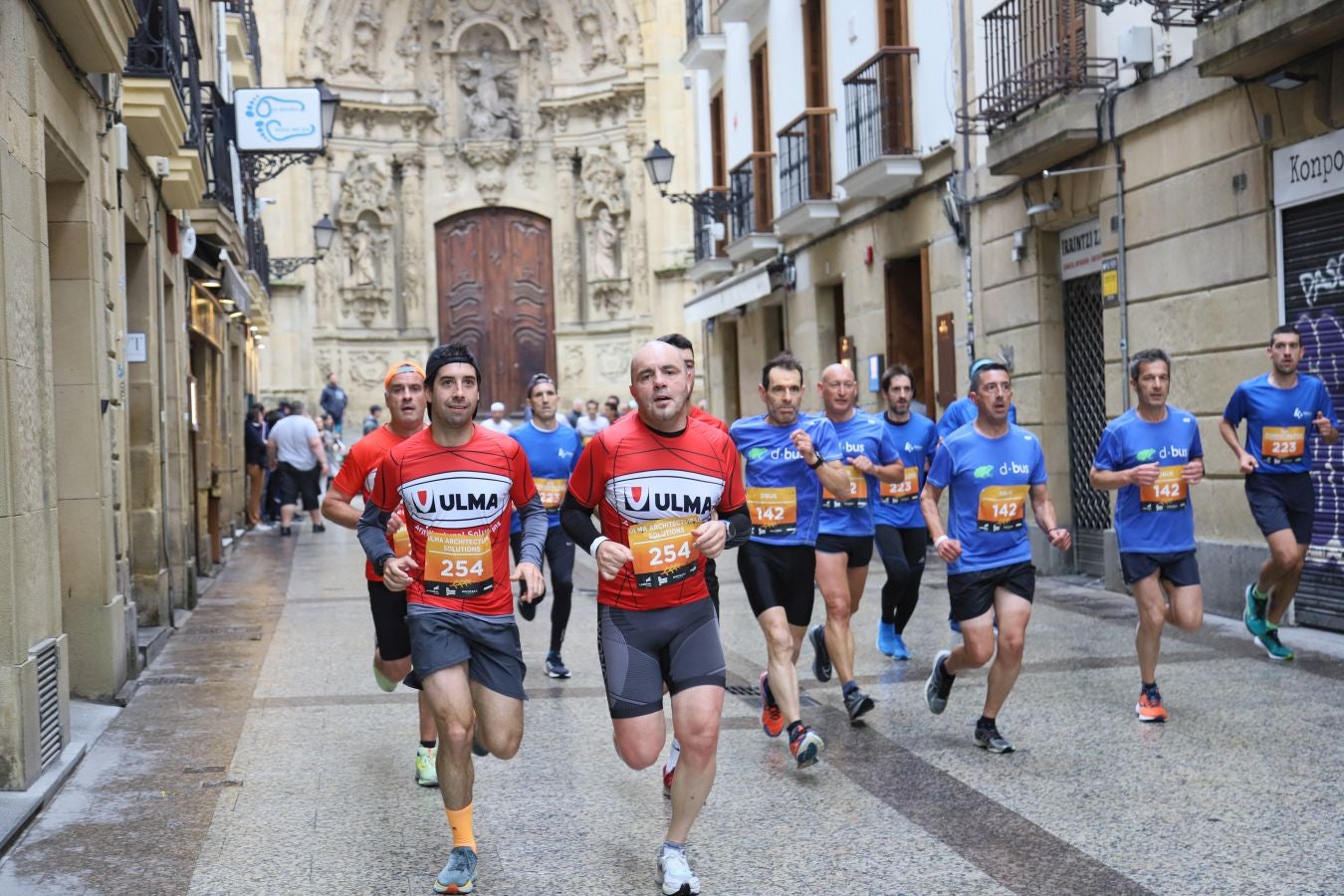 Los corredores, a su paso por la Parte Vieja