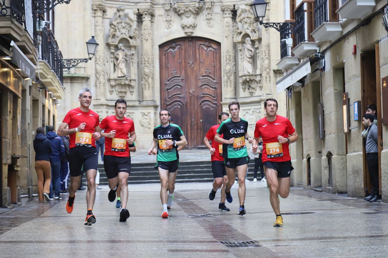 Los corredores, a su paso por la Parte Vieja